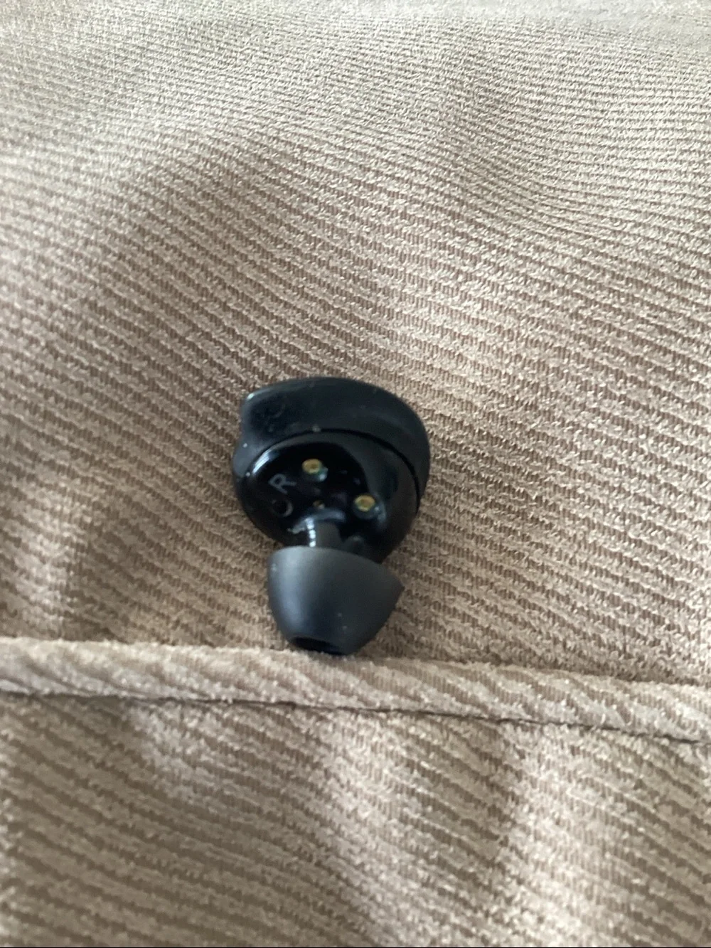 Samsung Black Gloss Earbud Charging Case with one right earbud